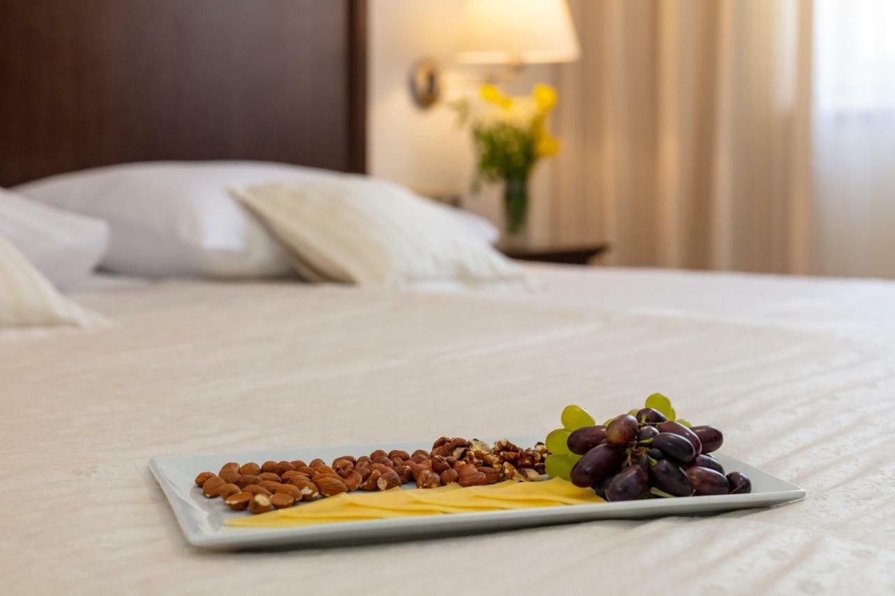 Hotel Croatia Baska Voda Bagian luar foto